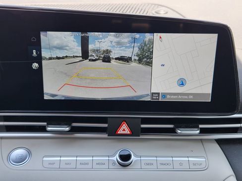 Used 2025 Hyundai Elantra Limited FWD image 14