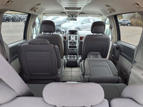 Used 2010 Chrysler Town & Country Touring image 27