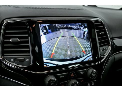 Used 2020 Jeep Grand Cherokee Overland AWD/4WD image 24
