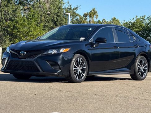 Used 2020 Toyota Camry SE w/ Blackout Package FWD image 8