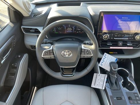 New 2026 Toyota Highlander Platinum AWD/4WD image 16