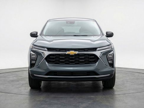 Used 2025 Chevrolet Trax LT w/ LT Convenience Package FWD image 2