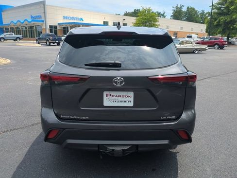 Used 2024 Toyota Highlander LE AWD/4WD image 5
