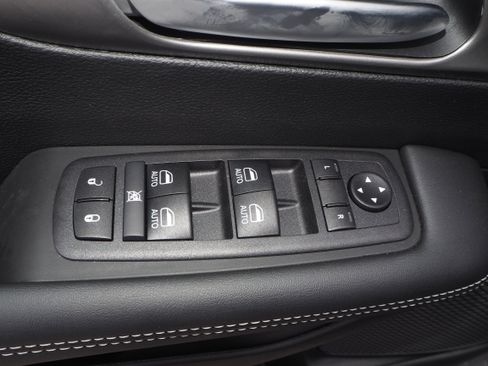 New 2025 Chrysler Pacifica Select w/ Uconnect Theater Family Group image 30