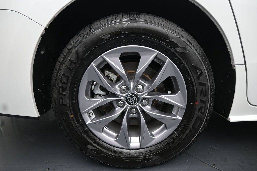 Used 2024 Toyota Sienna XLE FWD image 10