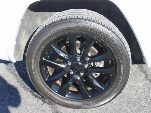 Used 2022 Jeep Grand Cherokee Laredo X image 37