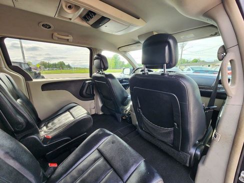 Used 2013 Chrysler Town & Country Touring FWD image 20