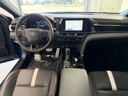 Used 2025 Toyota Camry SE FWD image 11