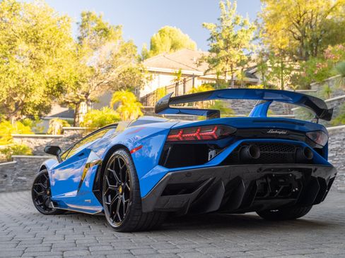Used 2020 Lamborghini Aventador SVJ AWD/4WD image 5