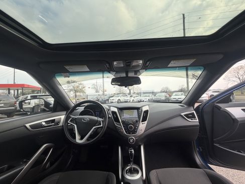 Used 2017 Hyundai Veloster Value Edition image 18