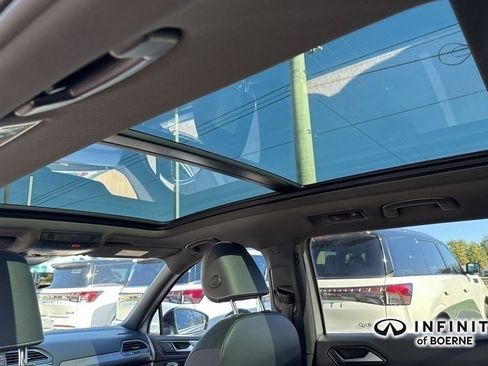 Used 2022 Volkswagen Tiguan SE R-Line image 34