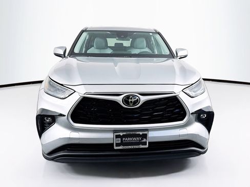 Used 2022 Toyota Highlander LE AWD/4WD image 2