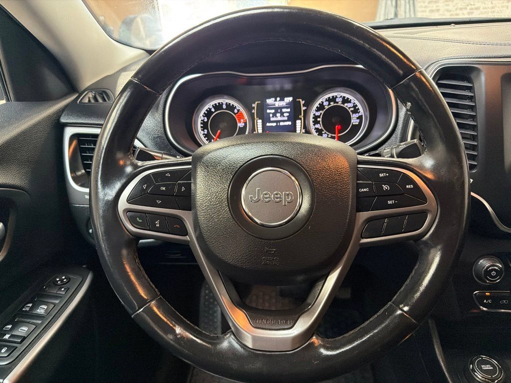 Used 2019 Jeep Cherokee Latitude Plus w/ Cold Weather Group AWD/4WD image 19