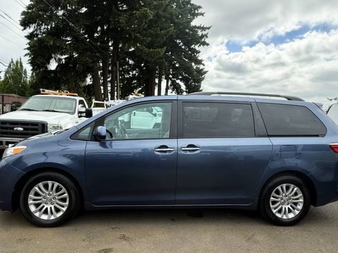 Used 2016 Toyota Sienna XLE FWD image 2