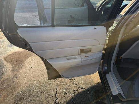 Used 2005 Ford Crown Victoria Police Interceptor RWD image 27