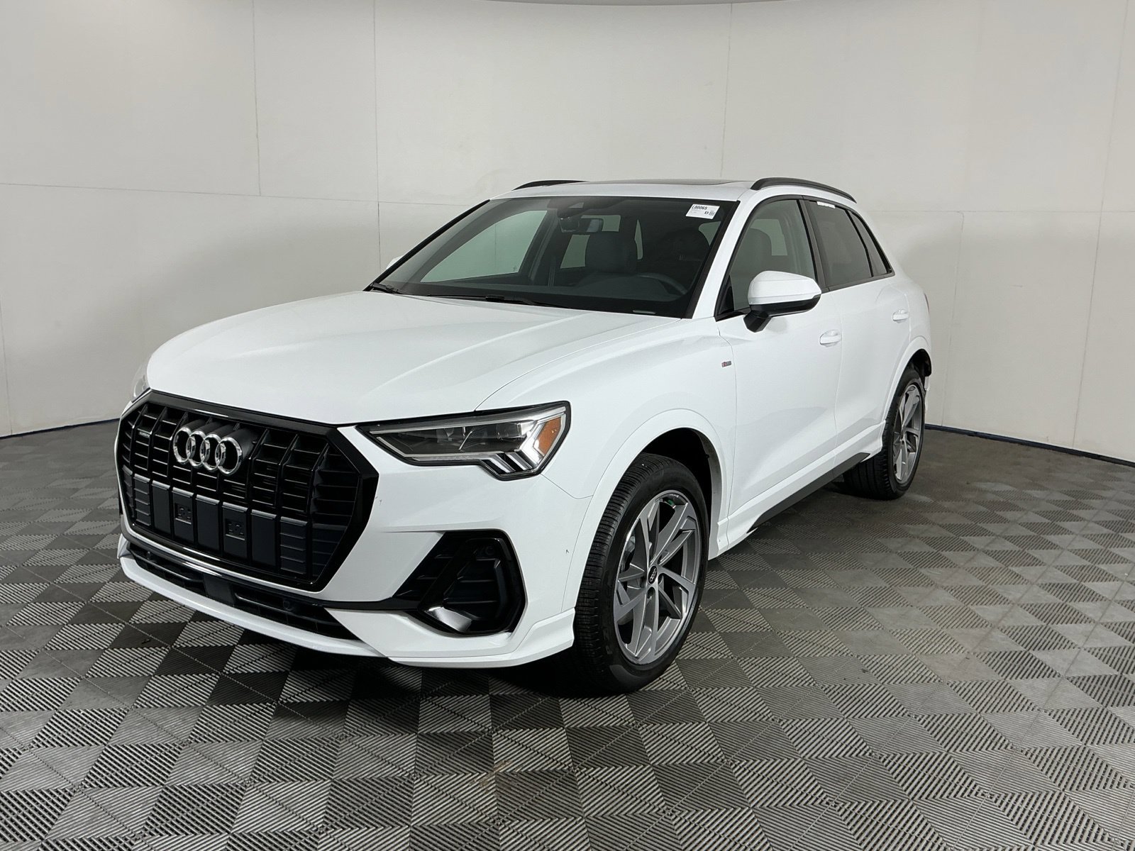 Used 2025 Audi Q3 2.0T Premium w/ Convenience Plus Package AWD/4WD image 3