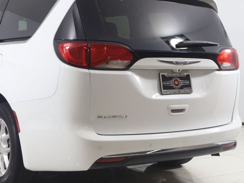 Used 2020 Chrysler Pacifica Touring FWD image 22