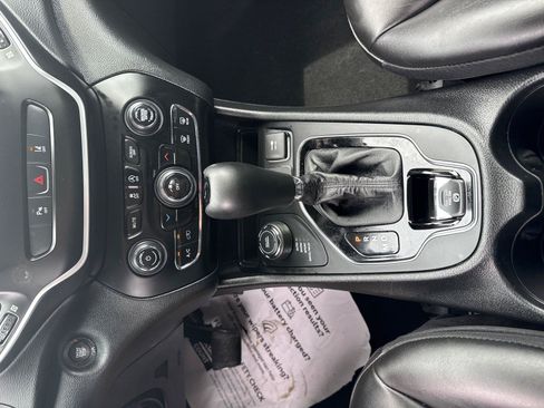 Used 2021 Jeep Cherokee Latitude Plus AWD/4WD image 22