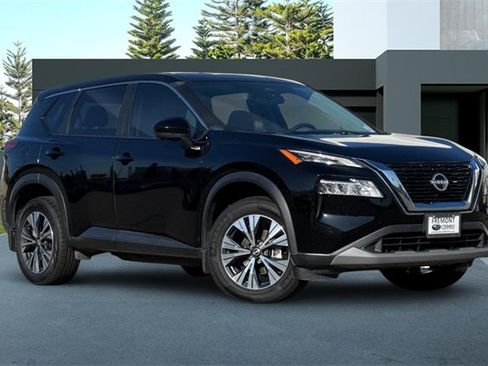 Used 2023 Nissan Rogue SV image 2