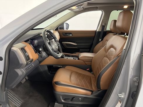 Used 2023 Nissan Pathfinder Platinum w/ Cargo Package AWD/4WD image 6