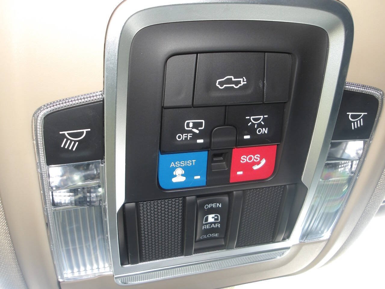 Used 2019 RAM 1500 Laramie AWD/4WD image 15