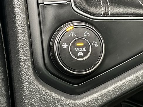 Used 2022 Volkswagen Taos SE image 16