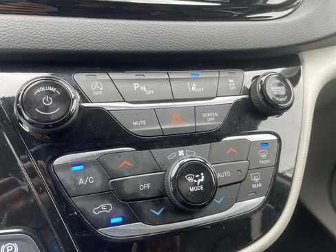 Used 2024 Chrysler Pacifica Touring-L FWD image 27