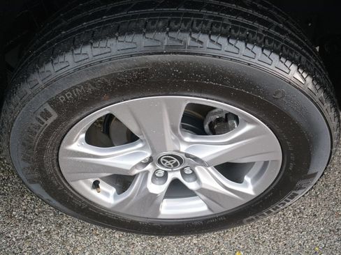 Used 2025 Toyota RAV4 XLE FWD image 22