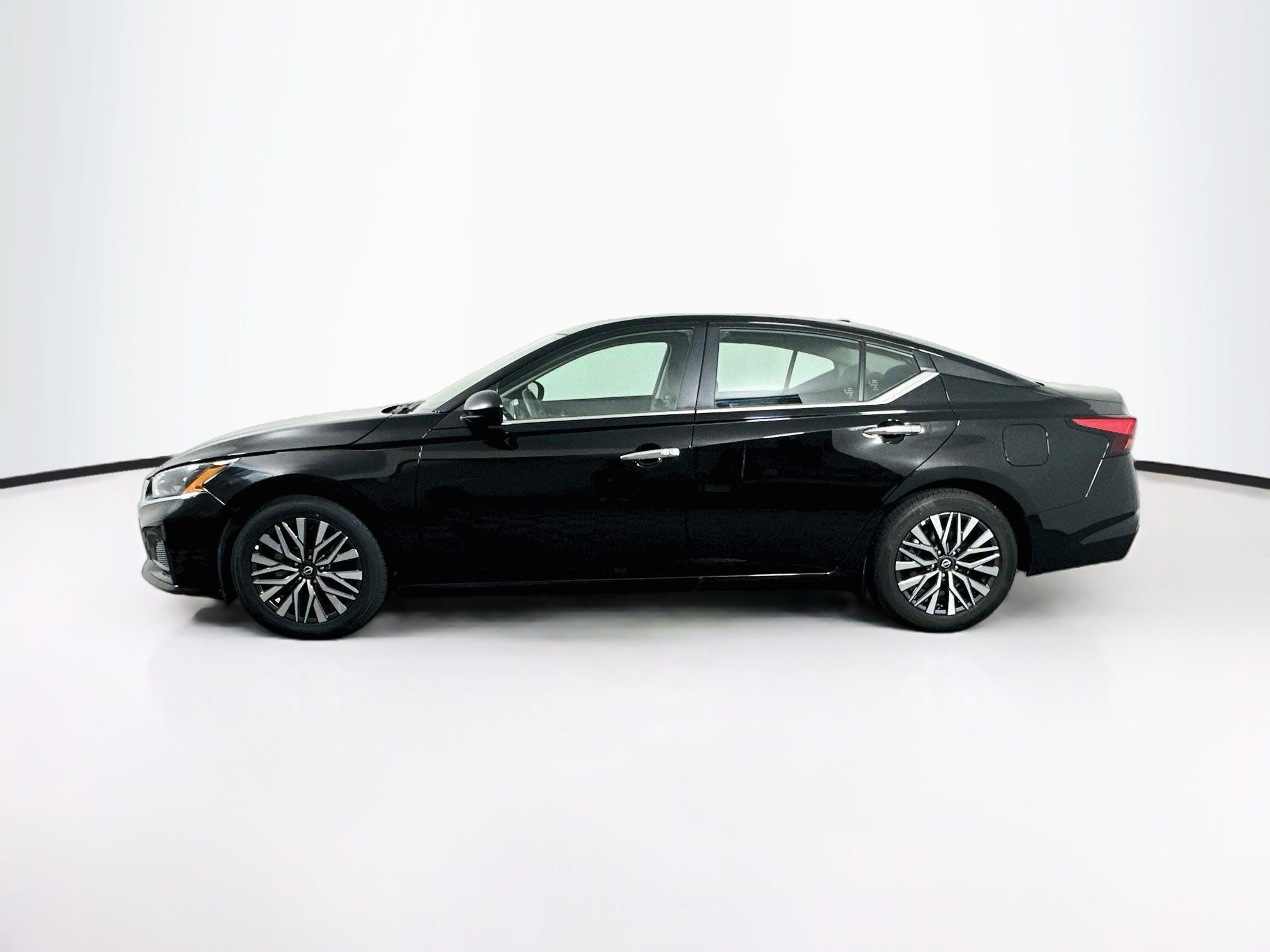 Used 2025 Nissan Altima 2.5 SV FWD image 4