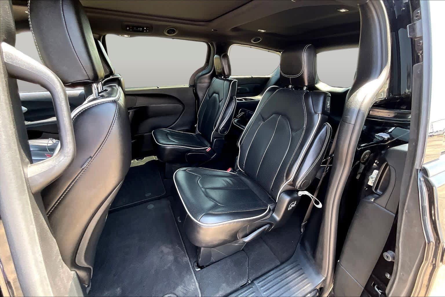 Used 2025 Chrysler Pacifica Limited FWD image 21