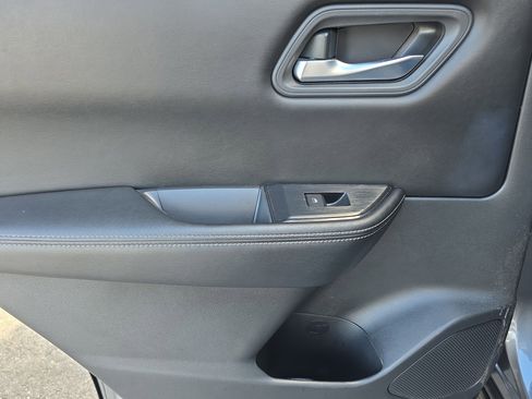 Used 2024 Nissan Rogue SV image 14