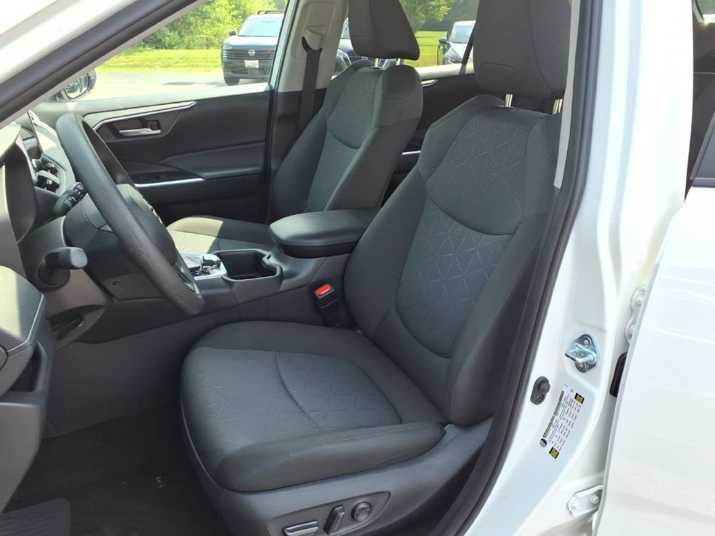 Used 2025 Toyota RAV4 XLE AWD/4WD image 19