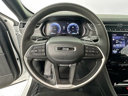 Used 2023 Jeep Grand Cherokee Altitude RWD image 11