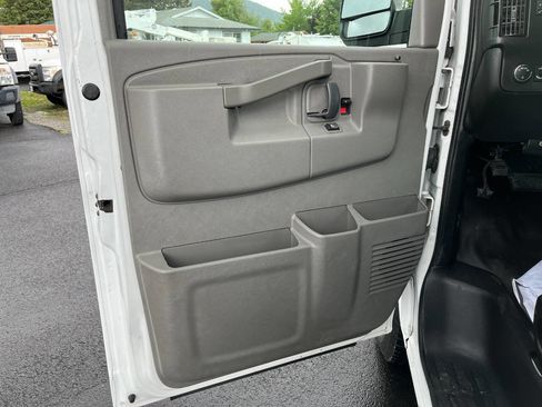 Used 2018 Chevrolet Express 2500 w/ Driver Convenience Package RWD image 9