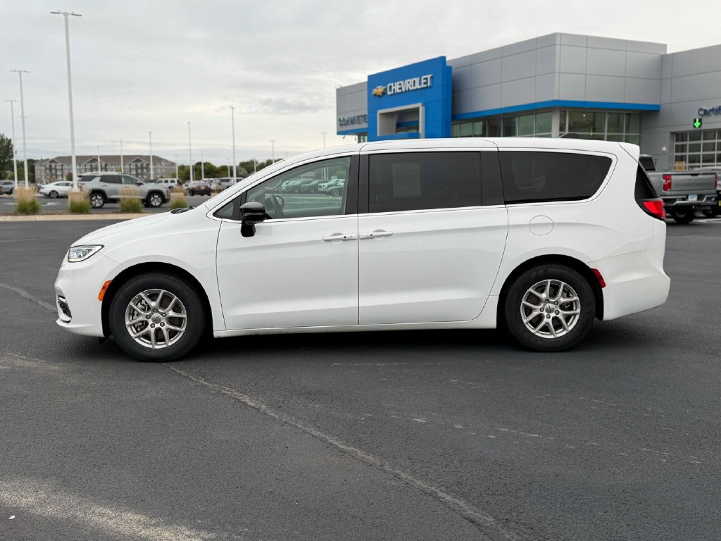 Used 2024 Chrysler Pacifica Touring-L FWD image 11