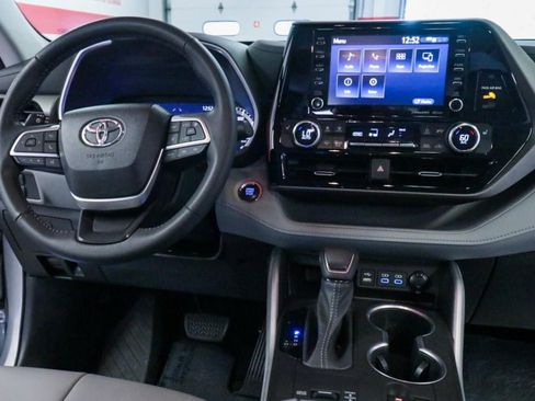Used 2022 Toyota Highlander XLE FWD image 31