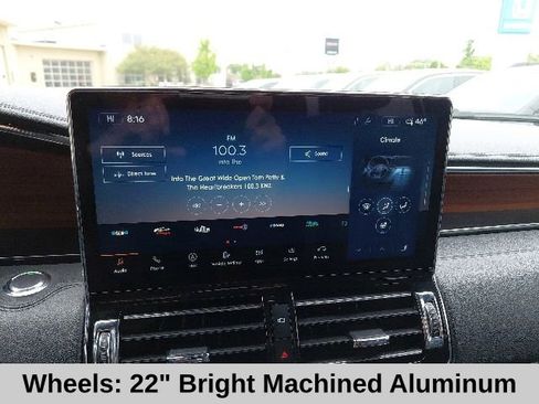 Used 2024 Lincoln Navigator Premiere AWD/4WD image 16