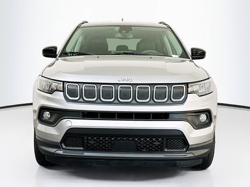 Used 2022 Jeep Compass Latitude image 2