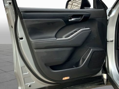 Used 2024 Toyota Highlander XSE FWD image 22