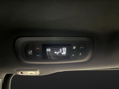 Used 2025 Chrysler Pacifica Limited image 33