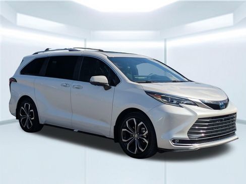 Used 2025 Toyota Sienna Platinum FWD image 7