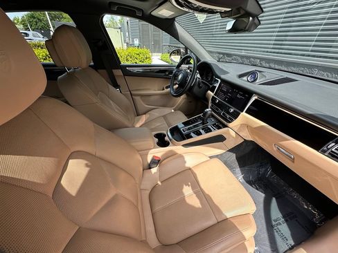 Certified 2024 Porsche Macan AWD/4WD image 43
