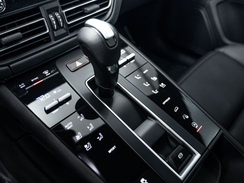 Certified 2023 Porsche Macan AWD/4WD image 21