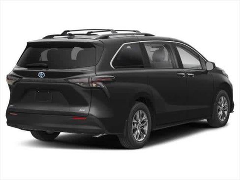 Used 2026 Toyota Sienna XLE FWD image 2