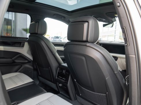 Used 2024 Porsche Cayenne image 35