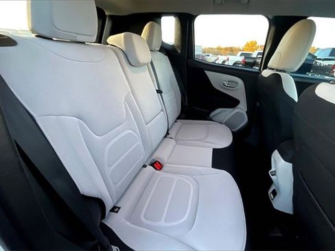 Used 2019 Jeep Renegade Latitude w/ Popular Equipment Group image 28