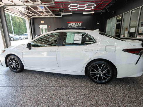 Used 2022 Toyota Camry SE image 2