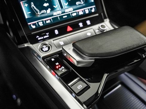 Used 2022 Audi e-tron Premium Plus w/ Premium Plus Package image 18
