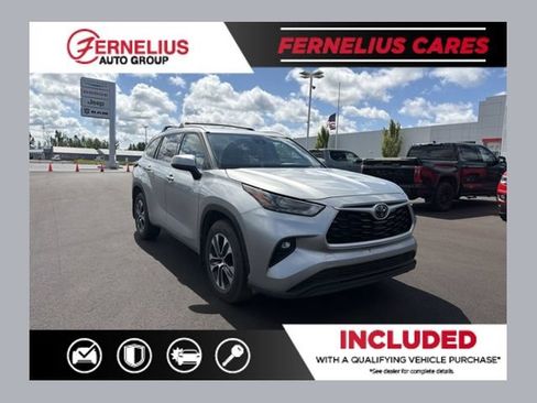 Used 2022 Toyota Highlander XLE AWD/4WD image 1