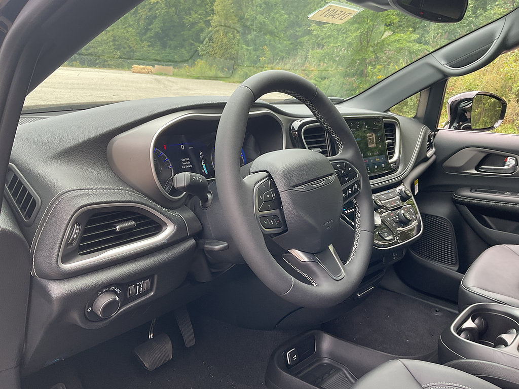 New 2027 Chrysler Pacifica Select AWD/4WD image 10